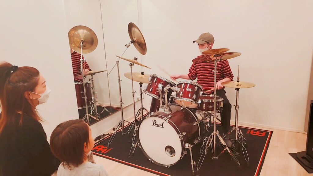 親子でドラムってどんな楽器か興味を持って観ている様子