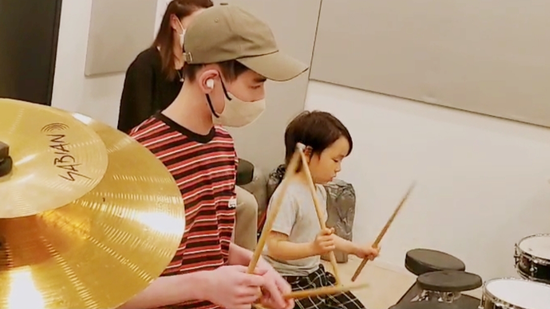 ともくん先生と一緒にマネして叩いている様子