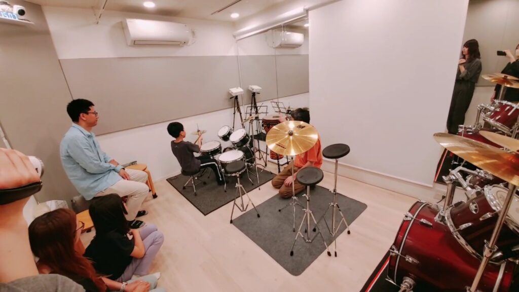 一生懸命にドラムに向かっているシーン