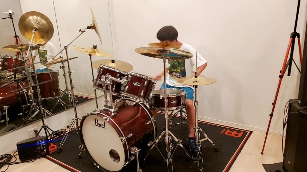 ドラム演奏する生徒さん